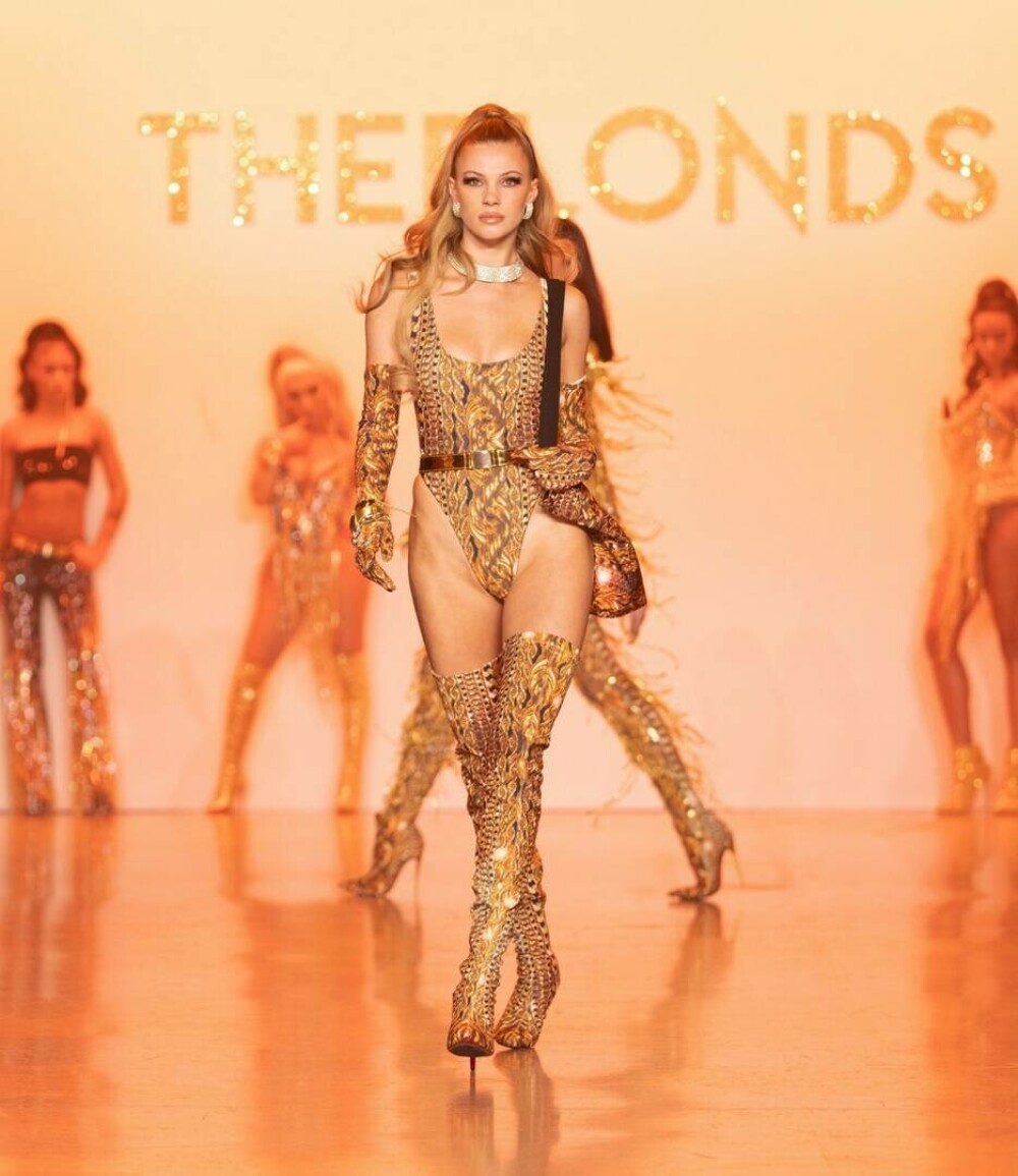 New York Fashion Week: Spectacolul „Blondelor” în cea mai sexy colecție de primăvară/vară a anului 2022 | GALERIE FOTO - Imaginea 11