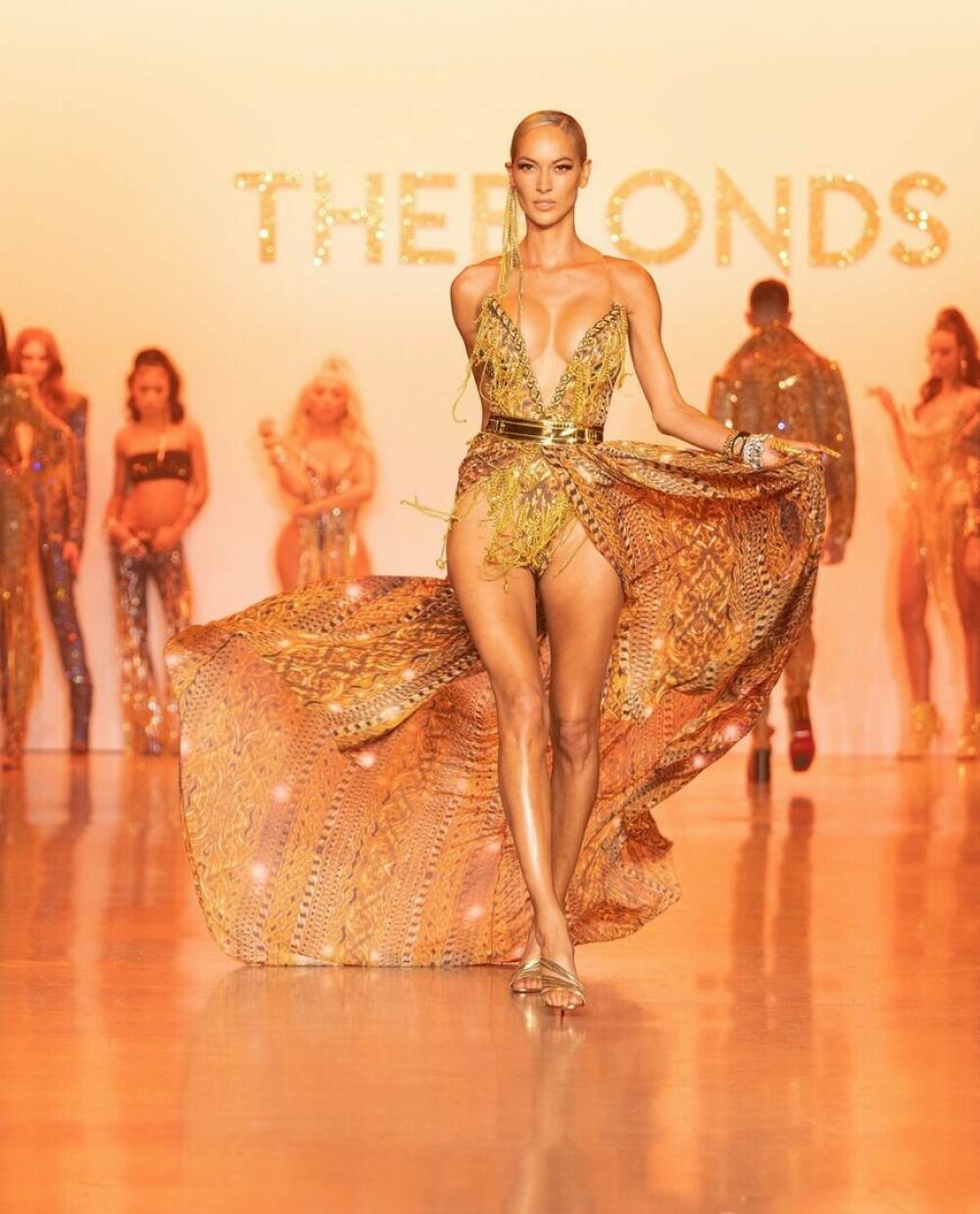 New York Fashion Week: Spectacolul „Blondelor” în cea mai sexy colecție de primăvară/vară a anului 2022 | GALERIE FOTO - Imaginea 9