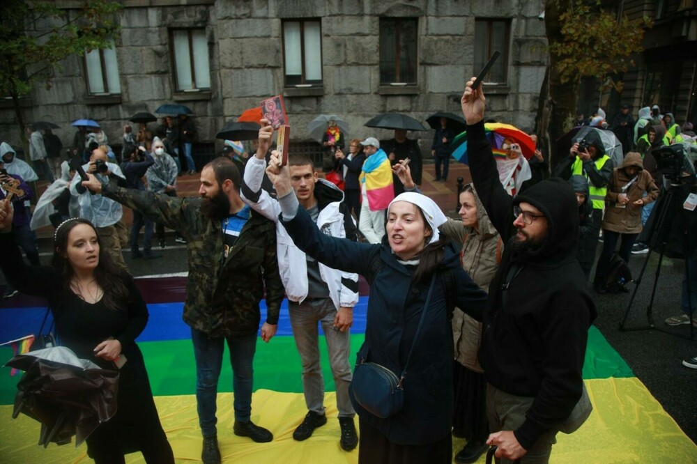Incidente grave la Belgrad la marșul LGBTQ, organizat în ciuda interdicției autorităților. GALERIE FOTO și VIDEO - Imaginea 12