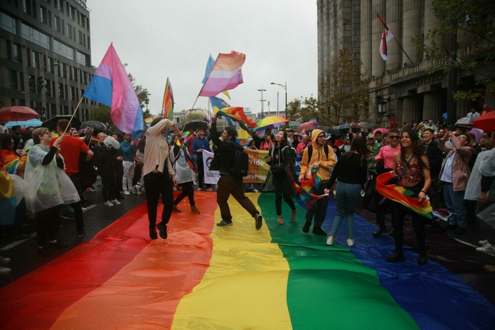 Incidente grave la Belgrad la marșul LGBTQ, organizat în ciuda interdicției autorităților. GALERIE FOTO și VIDEO - Imaginea 11