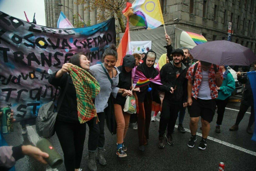 Incidente grave la Belgrad la marșul LGBTQ, organizat în ciuda interdicției autorităților. GALERIE FOTO și VIDEO - Imaginea 10