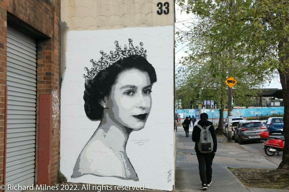 Artiști din întreaga lume îi aduc omagii Reginei Elisabeta a II-a | GALERIE FOTO - Imaginea 6