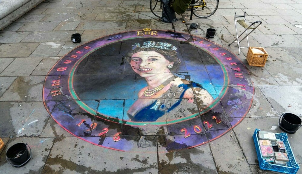 Artiști din întreaga lume îi aduc omagii Reginei Elisabeta a II-a | GALERIE FOTO - Imaginea 2