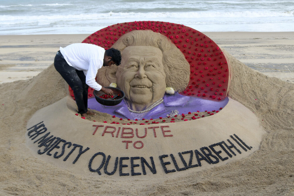 Artiști din întreaga lume îi aduc omagii Reginei Elisabeta a II-a | GALERIE FOTO - Imaginea 22
