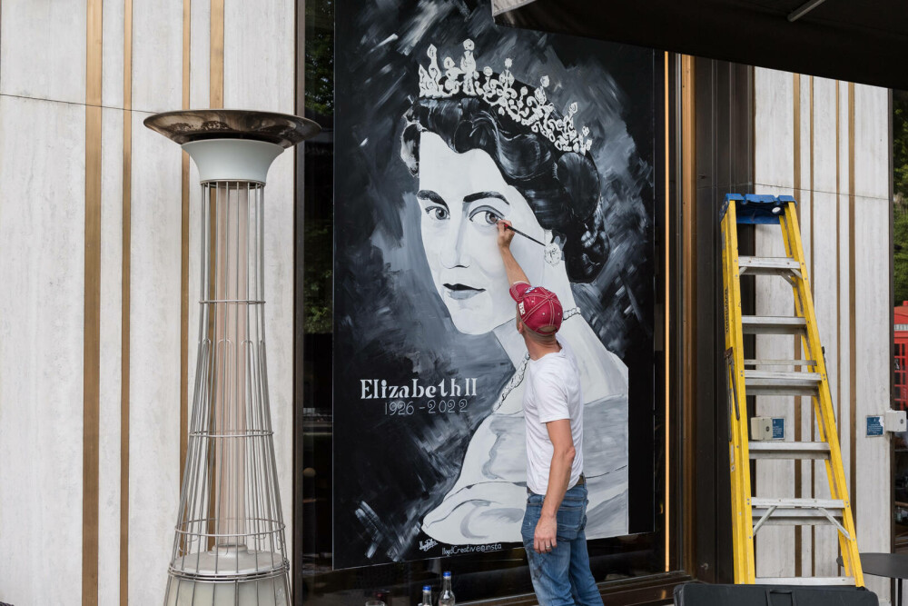 Artiști din întreaga lume îi aduc omagii Reginei Elisabeta a II-a | GALERIE FOTO - Imaginea 24