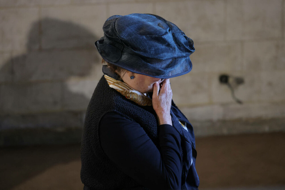 Britanicii își plâng regina. Imagini memorabile suprinse în Londra înaintea funeraliilor Elisabetei a II-a | GALERIE FOTO - Imaginea 22