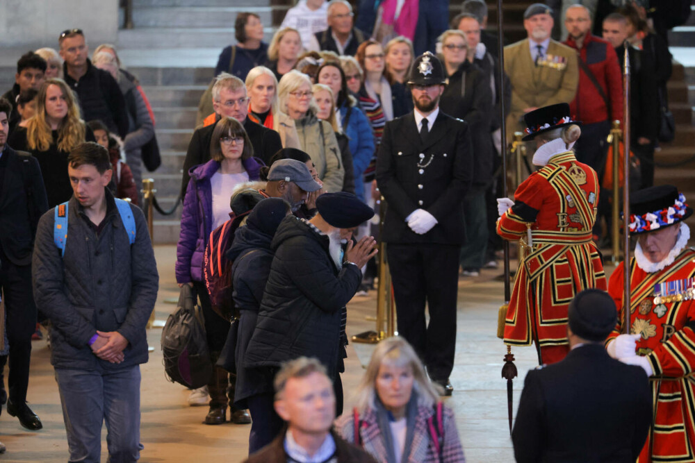 Britanicii își plâng regina. Imagini memorabile suprinse în Londra înaintea funeraliilor Elisabetei a II-a | GALERIE FOTO - Imaginea 27