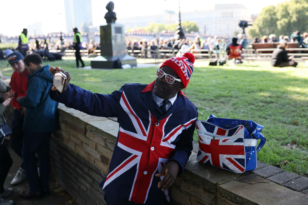 Britanicii își plâng regina. Imagini memorabile suprinse în Londra înaintea funeraliilor Elisabetei a II-a | GALERIE FOTO - Imaginea 19