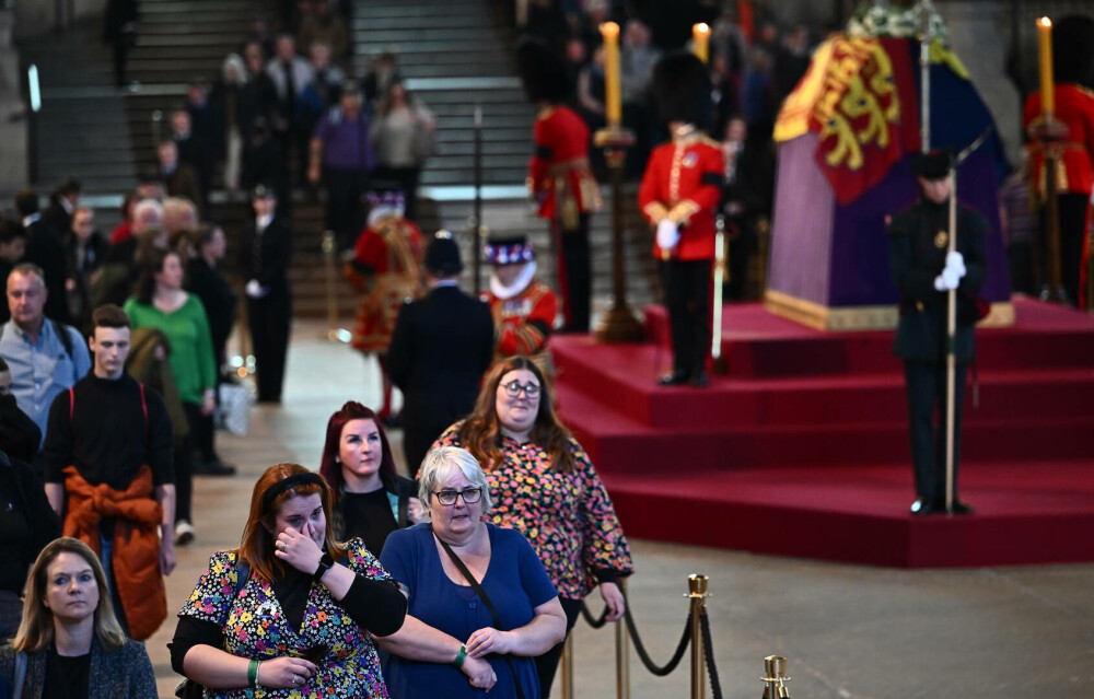 Britanicii își plâng regina. Imagini memorabile suprinse în Londra înaintea funeraliilor Elisabetei a II-a | GALERIE FOTO - Imaginea 15