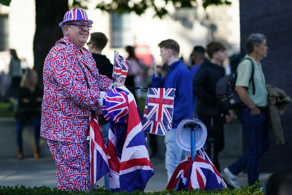 Britanicii își plâng regina. Imagini memorabile suprinse în Londra înaintea funeraliilor Elisabetei a II-a | GALERIE FOTO - Imaginea 11
