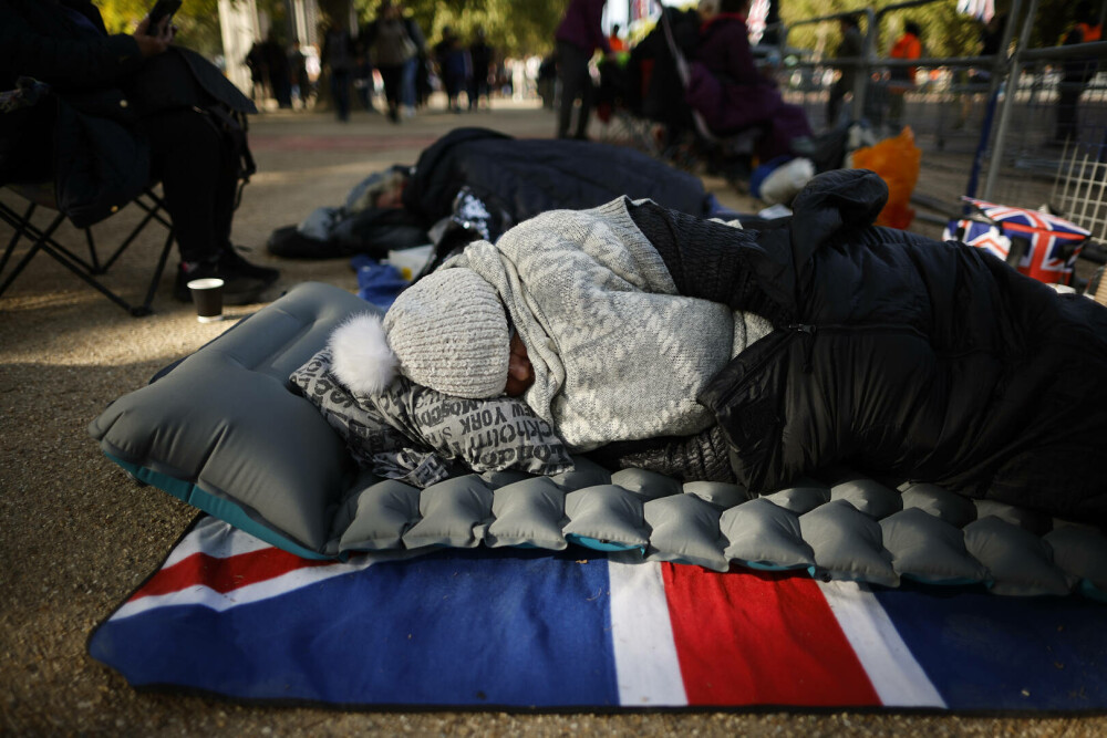 Britanicii își plâng regina. Imagini memorabile suprinse în Londra înaintea funeraliilor Elisabetei a II-a | GALERIE FOTO - Imaginea 5