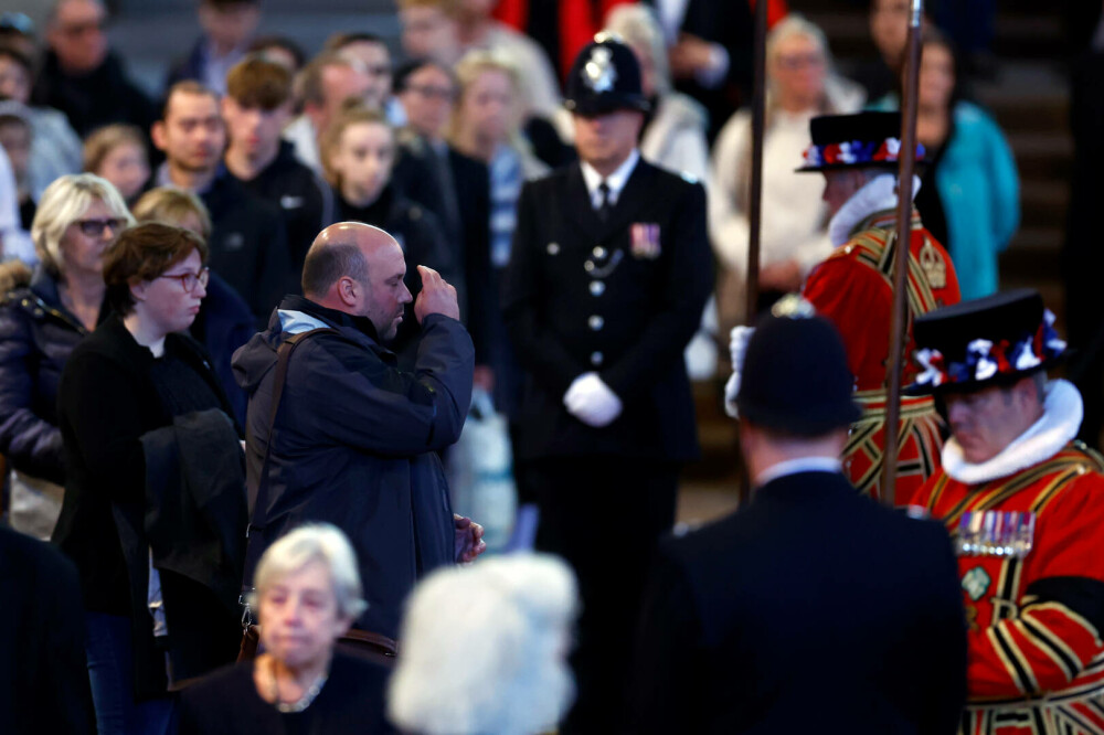 Britanicii își plâng regina. Imagini memorabile suprinse în Londra înaintea funeraliilor Elisabetei a II-a | GALERIE FOTO - Imaginea 37