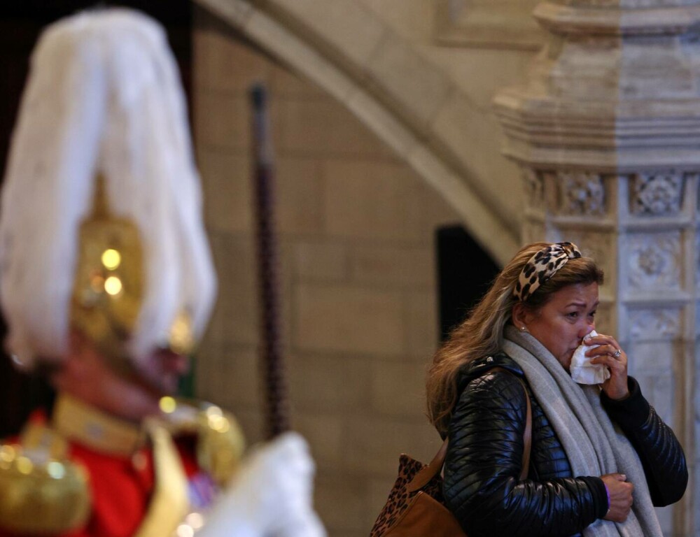 Britanicii își plâng regina. Imagini memorabile suprinse în Londra înaintea funeraliilor Elisabetei a II-a | GALERIE FOTO - Imaginea 39