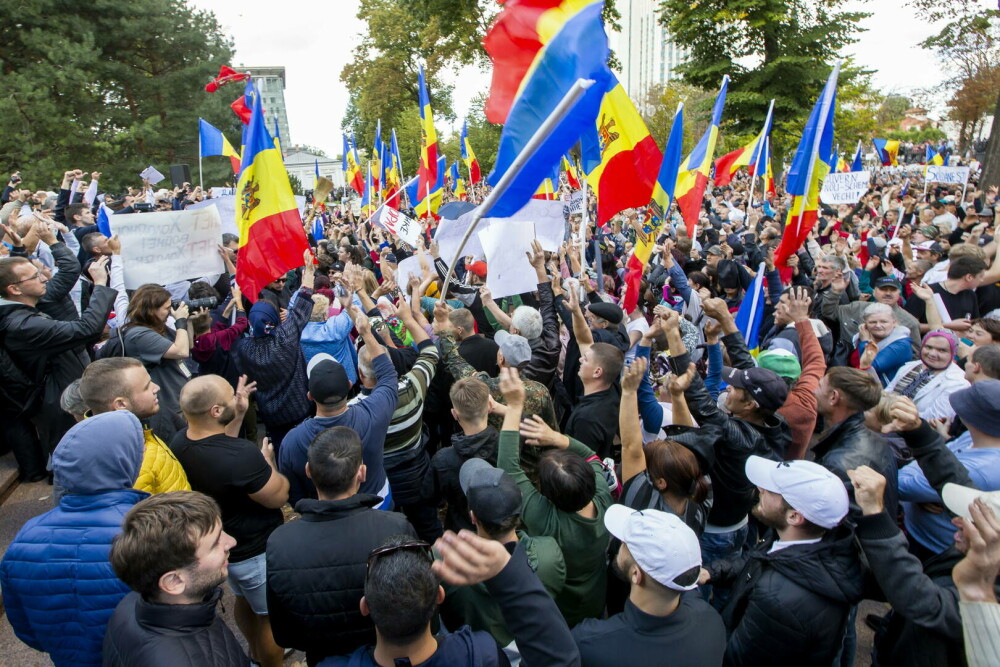 Manifestații cu mii de oameni la Chișinău, organizate de opoziție. Protestatari au cerut demisia guvernului și a Maiei Sandu - Imaginea 5