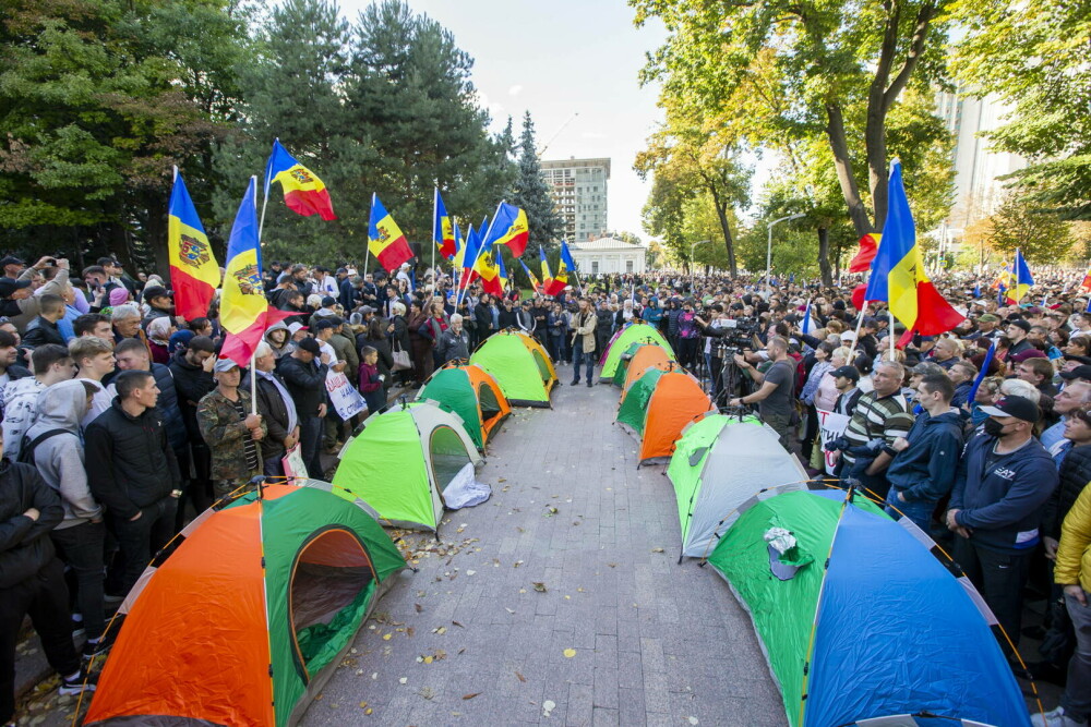 Manifestații cu mii de oameni la Chișinău, organizate de opoziție. Protestatari au cerut demisia guvernului și a Maiei Sandu - Imaginea 7