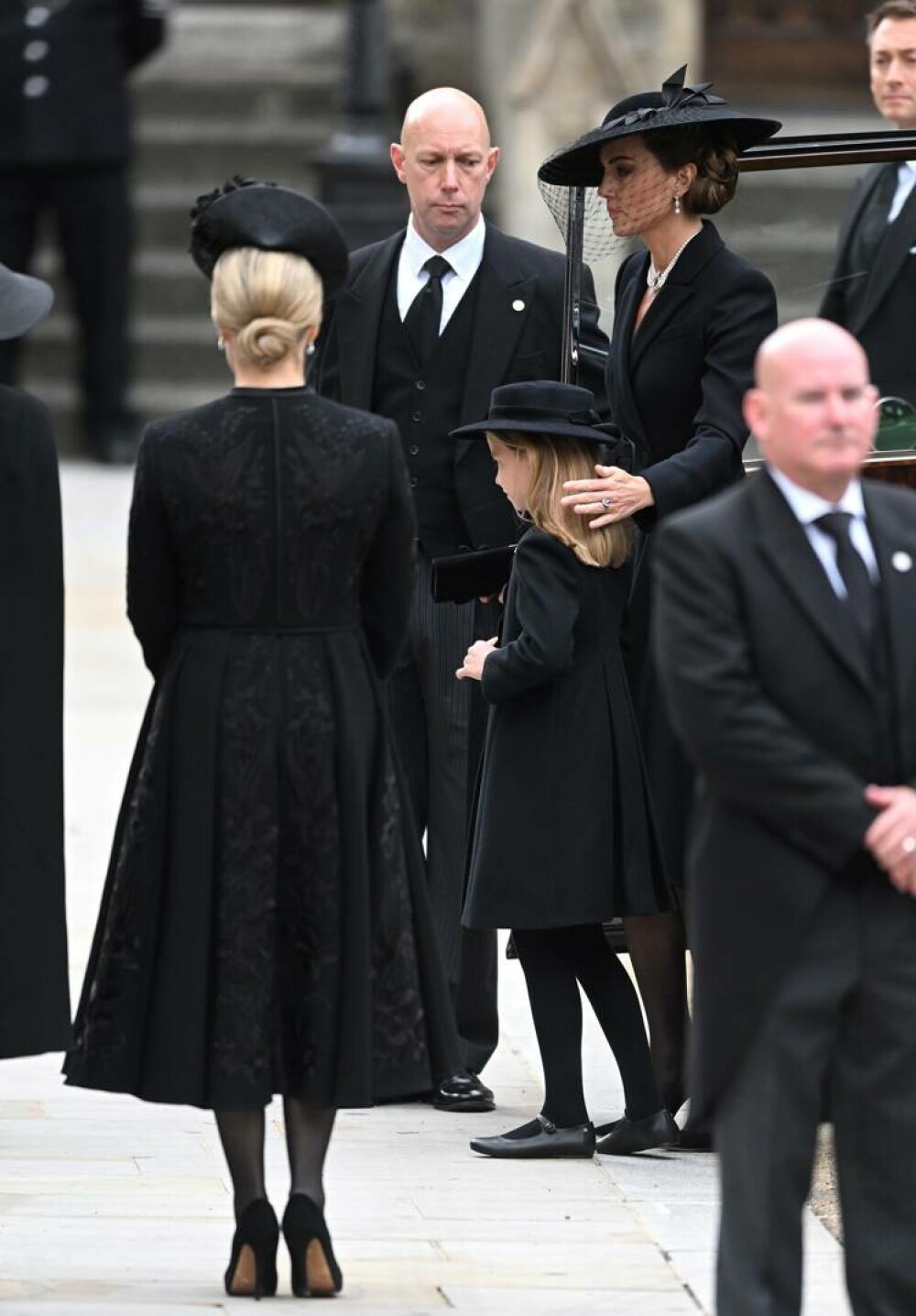 Primele imagini cu membrii Familiei Regale la înmormântarea reginei Elisabeta a II-a – GALERIE FOTO - Imaginea 15