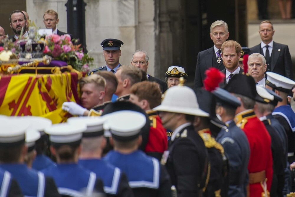 Primele imagini cu membrii Familiei Regale la înmormântarea reginei Elisabeta a II-a – GALERIE FOTO - Imaginea 14