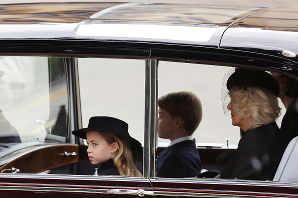 Prinţul George şi prinţesa Charlotte, la înmormântarea străbunicii lor, Regina Elisabeta a II-a | FOTO - Imaginea 20
