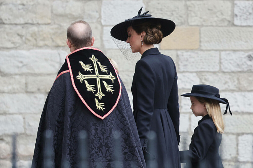 Prinţul George şi prinţesa Charlotte, la înmormântarea străbunicii lor, Regina Elisabeta a II-a | FOTO - Imaginea 19