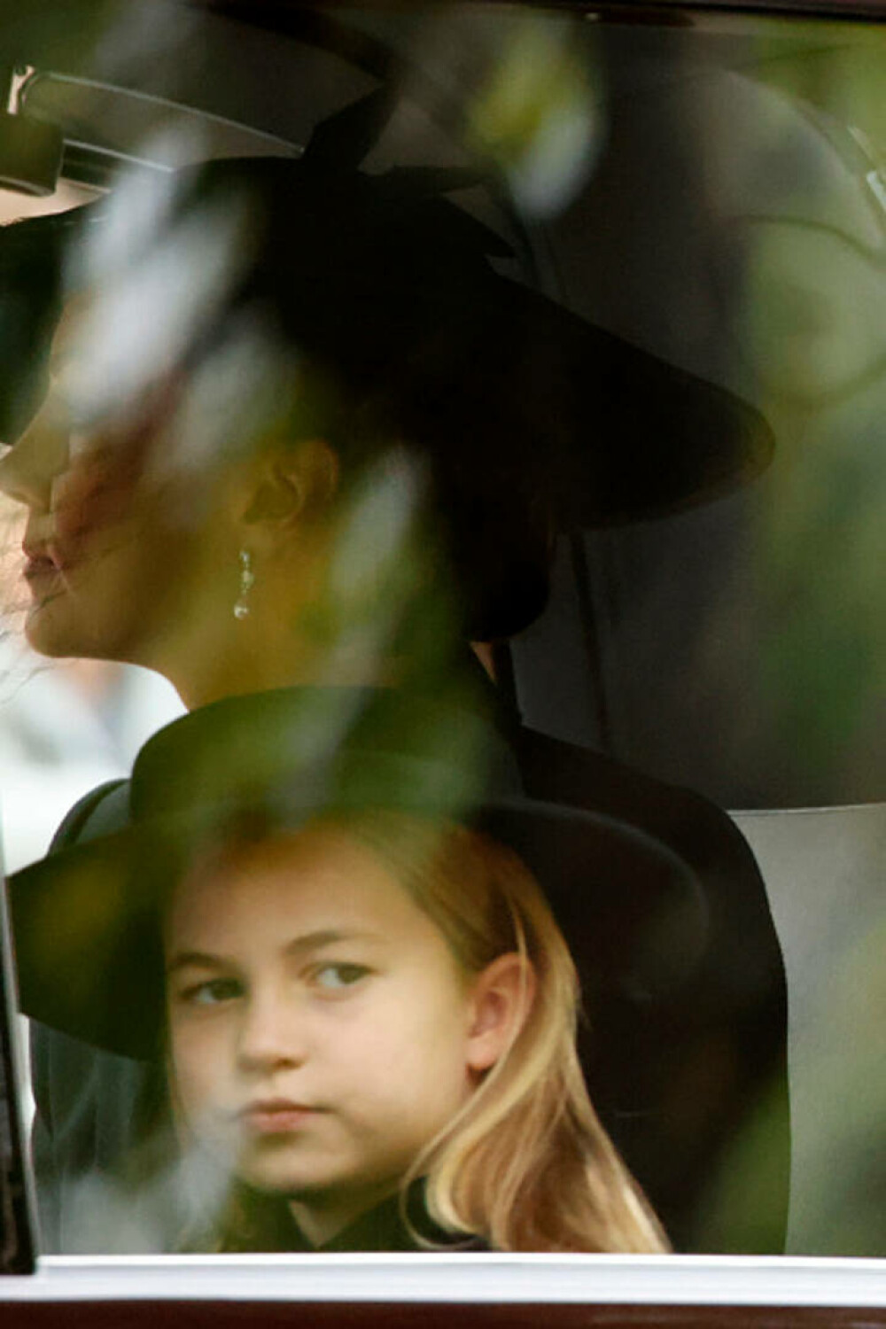Prinţul George şi prinţesa Charlotte, la înmormântarea străbunicii lor, Regina Elisabeta a II-a | FOTO - Imaginea 12