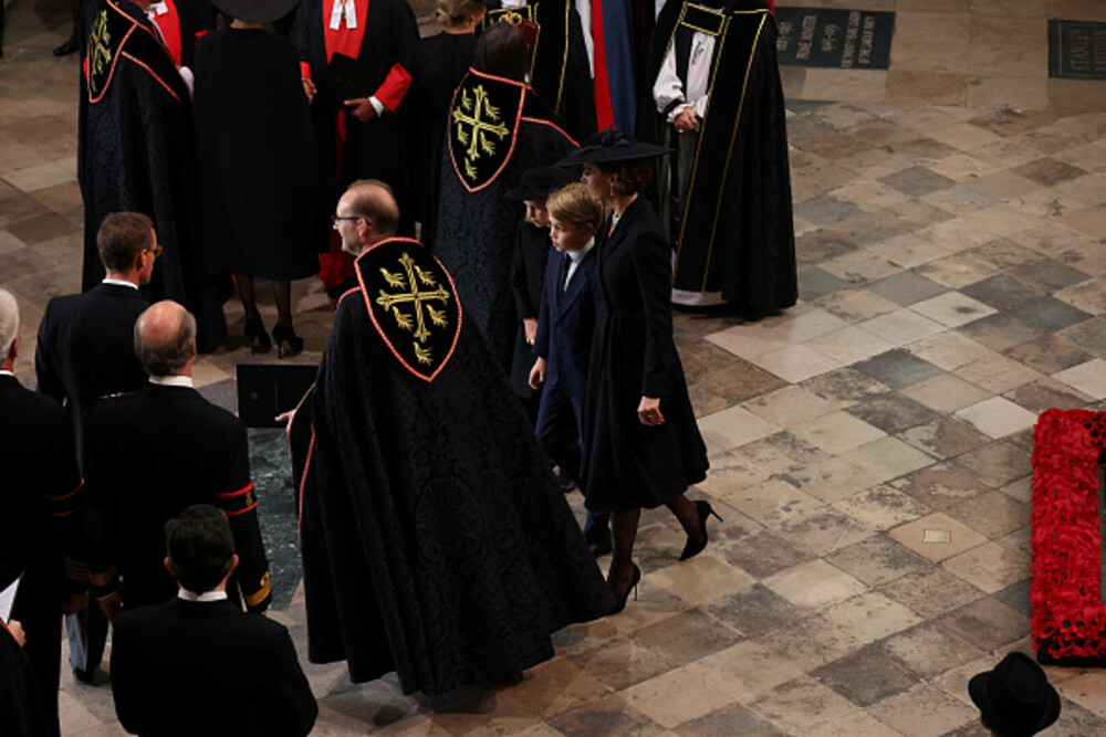 Prinţul George şi prinţesa Charlotte, la înmormântarea străbunicii lor, Regina Elisabeta a II-a | FOTO - Imaginea 11