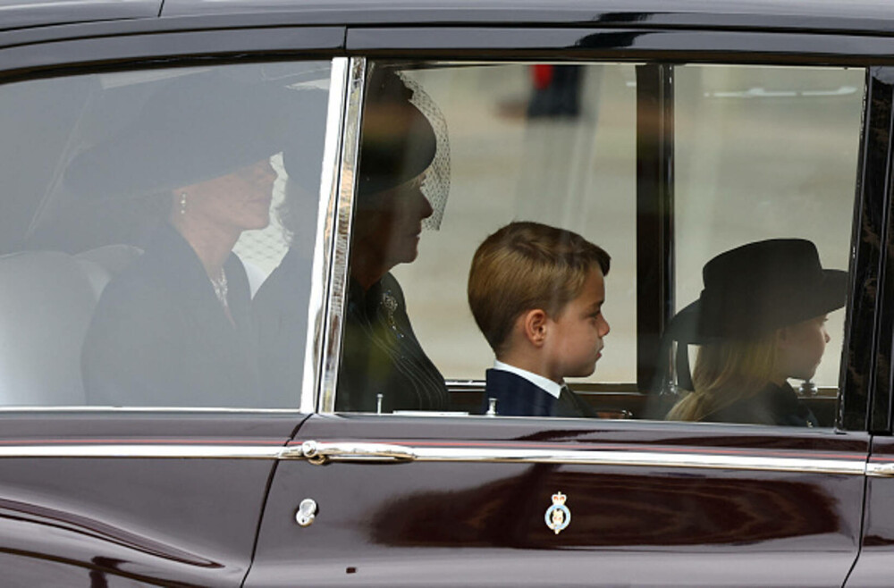 Prințul George, îmbrăcat diferit la înmormântarea Reginei Elisabeta. Care este motivul pentru care nu a purtat negru | FOTO - Imaginea 21