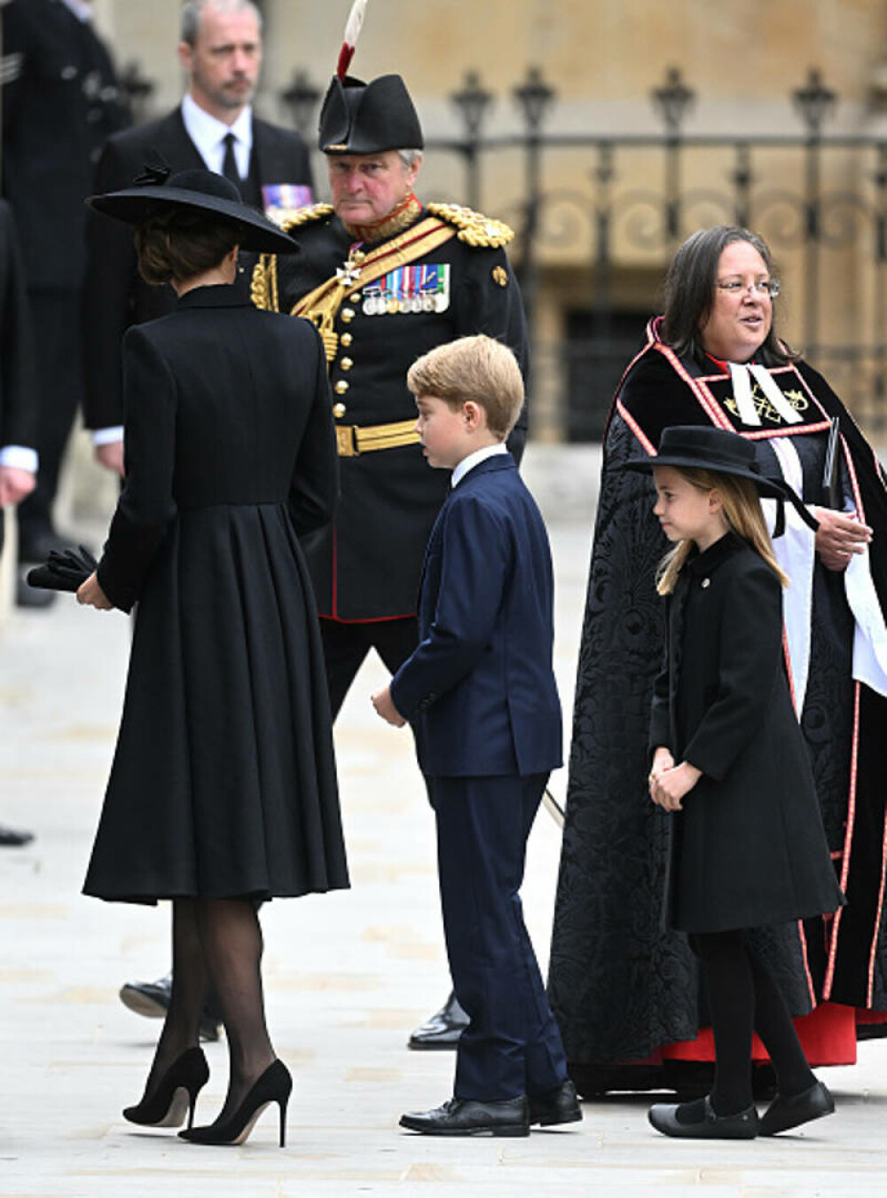 Prințul George, îmbrăcat diferit la înmormântarea Reginei Elisabeta. Care este motivul pentru care nu a purtat negru | FOTO - Imaginea 23