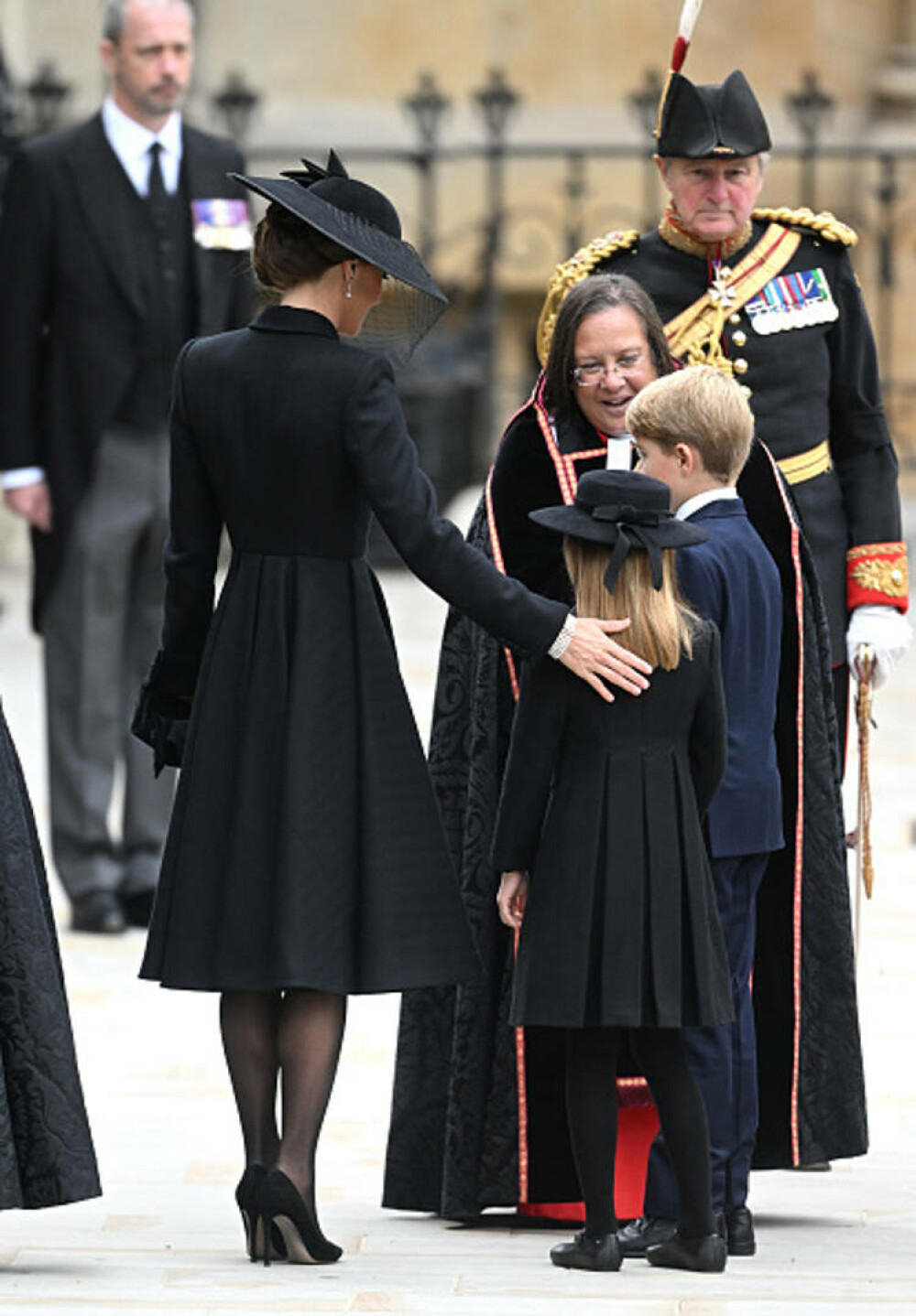 Prinţul George şi prinţesa Charlotte, la înmormântarea străbunicii lor, Regina Elisabeta a II-a | FOTO - Imaginea 5