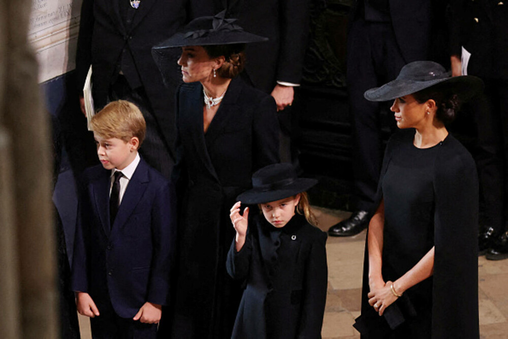 Prințul George, îmbrăcat diferit la înmormântarea Reginei Elisabeta. Care este motivul pentru care nu a purtat negru | FOTO - Imaginea 20