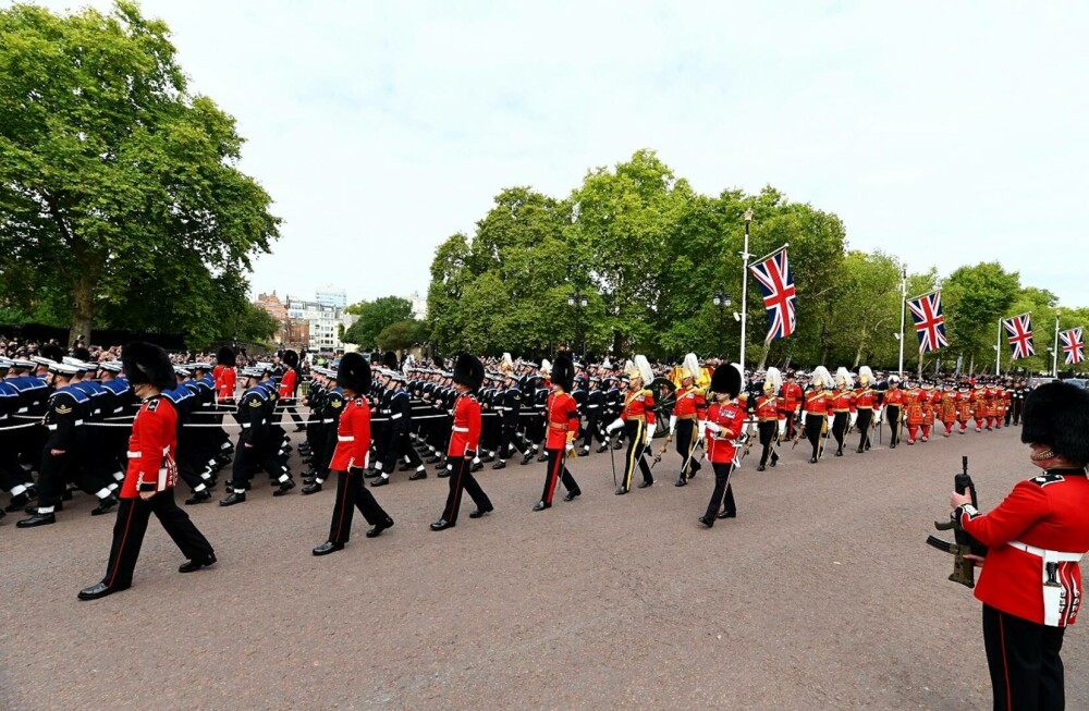 Procesiunea cu sicriul reginei Elisabeta din Londra, în imagini – GALERIE FOTO - Imaginea 17