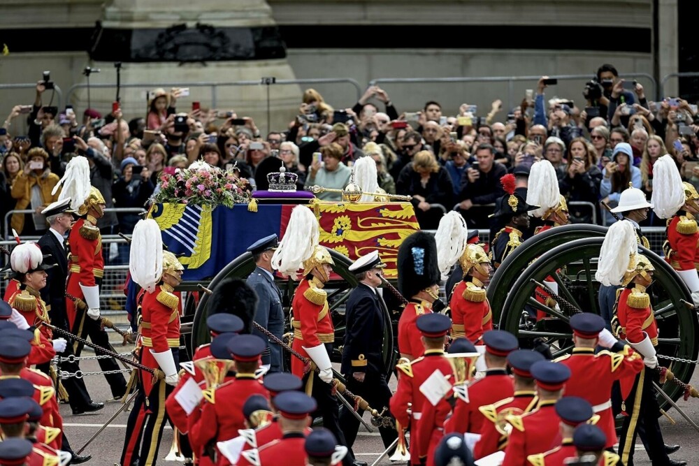 Procesiunea cu sicriul reginei Elisabeta din Londra, în imagini – GALERIE FOTO - Imaginea 12
