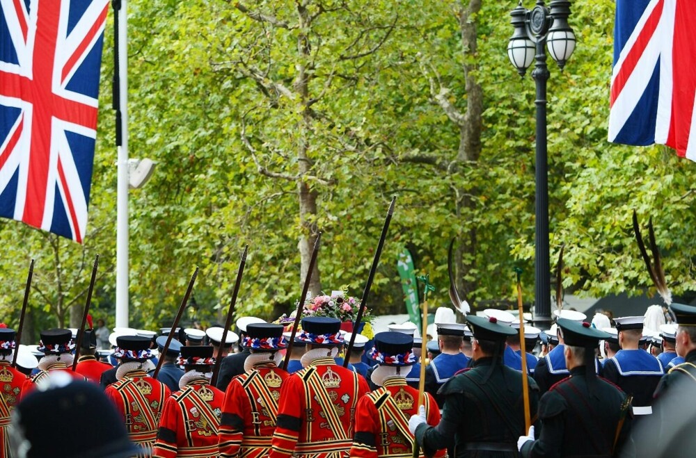 Procesiunea cu sicriul reginei Elisabeta din Londra, în imagini – GALERIE FOTO - Imaginea 6
