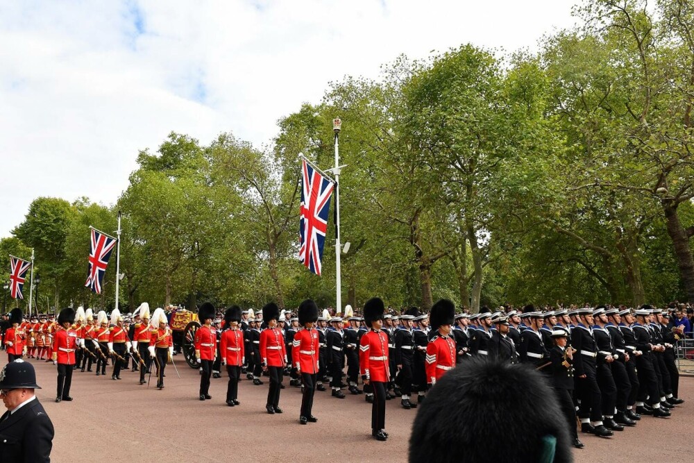 Procesiunea cu sicriul reginei Elisabeta din Londra, în imagini – GALERIE FOTO - Imaginea 5