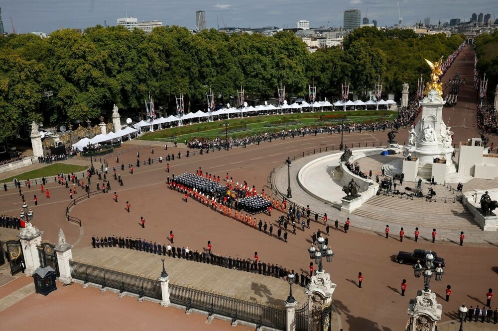 Procesiunea cu sicriul reginei Elisabeta din Londra, în imagini – GALERIE FOTO - Imaginea 2