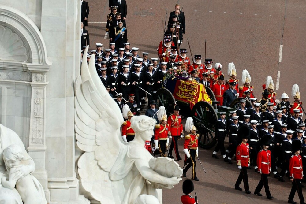 Procesiunea cu sicriul reginei Elisabeta din Londra, în imagini – GALERIE FOTO - Imaginea 29
