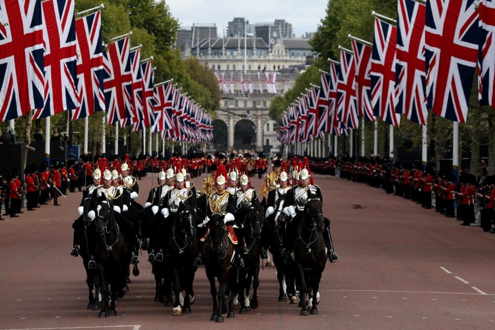 Procesiunea cu sicriul reginei Elisabeta din Londra, în imagini – GALERIE FOTO - Imaginea 28