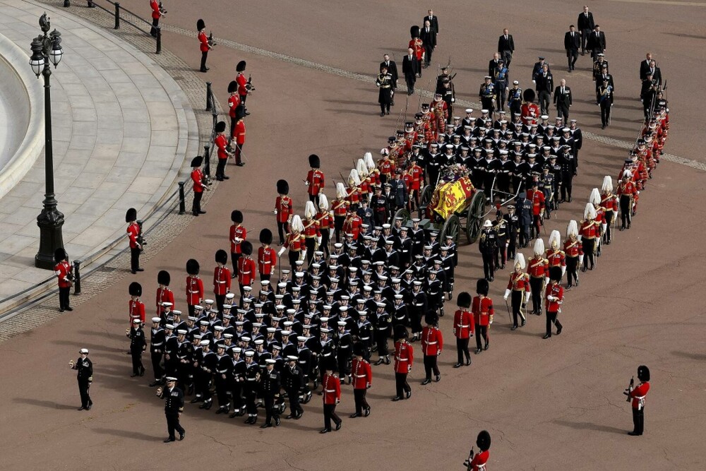 Procesiunea cu sicriul reginei Elisabeta din Londra, în imagini – GALERIE FOTO - Imaginea 26