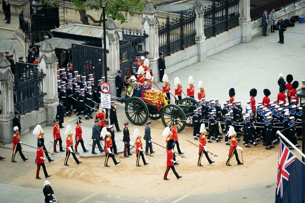 Odată cu moartea Elisabetei a II-a, în Regatul Unit s-a încheiat o epocă. Întreaga naţiune a fost unită în doliu - Imaginea 7