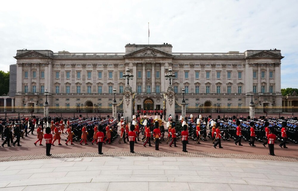 Funeraliile Reginei Elisabeta a II-a. De ce sunt atât de multe uniforme militare la ceremonii - Imaginea 1