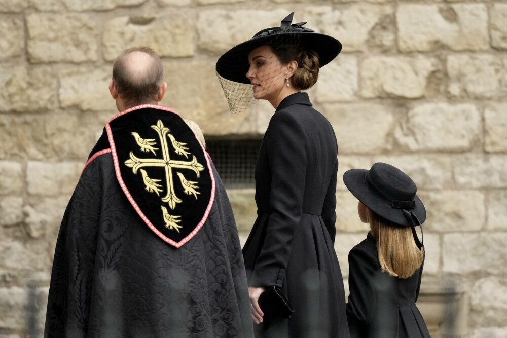 Ținuta lui Kate Middleton de la funeraliile reginei Elisabeta a II-a. Prințesa a purtat un colier special | GALERIE FOTO - Imaginea 2