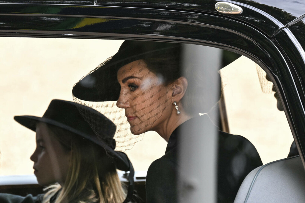 Ținuta lui Kate Middleton de la funeraliile reginei Elisabeta a II-a. Prințesa a purtat un colier special | GALERIE FOTO - Imaginea 5