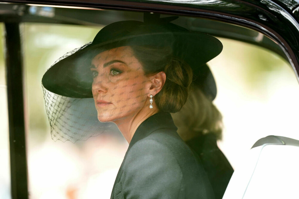 Ținuta lui Kate Middleton de la funeraliile reginei Elisabeta a II-a. Prințesa a purtat un colier special | GALERIE FOTO - Imaginea 7