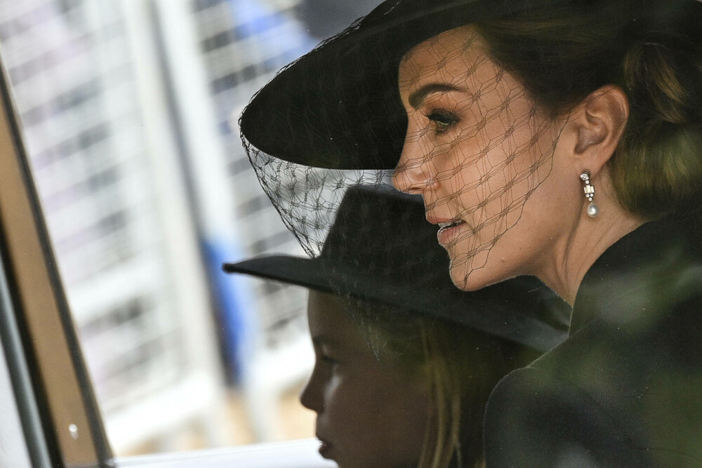 Ținuta lui Kate Middleton de la funeraliile reginei Elisabeta a II-a. Prințesa a purtat un colier special | GALERIE FOTO - Imaginea 9