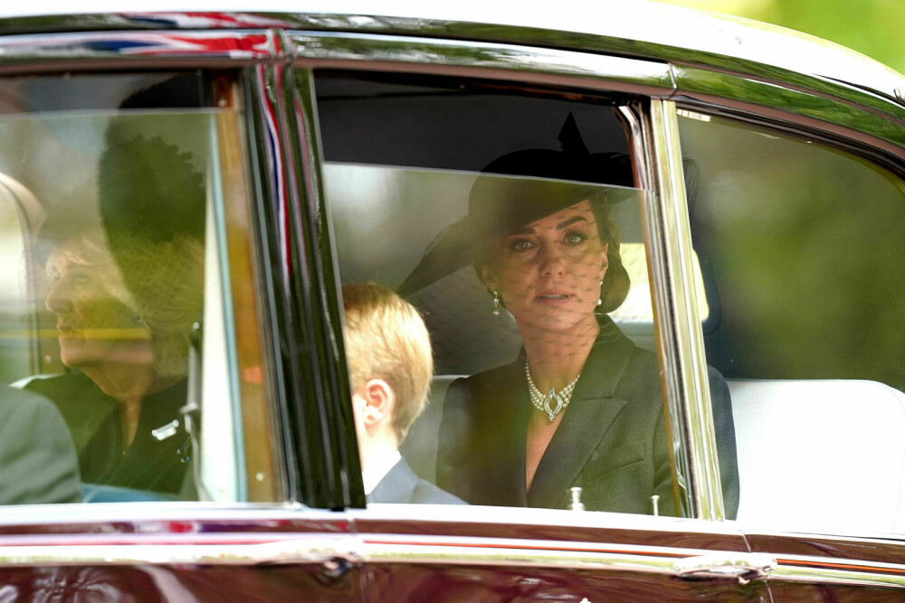 Ținuta lui Kate Middleton de la funeraliile reginei Elisabeta a II-a. Prințesa a purtat un colier special | GALERIE FOTO - Imaginea 10