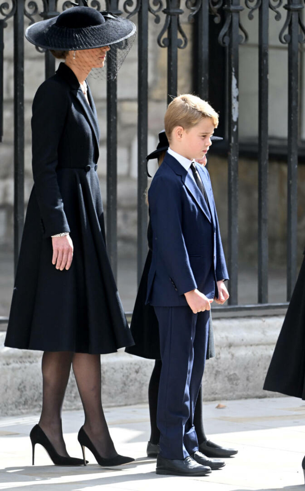 Ținuta lui Kate Middleton de la funeraliile reginei Elisabeta a II-a. Prințesa a purtat un colier special | GALERIE FOTO - Imaginea 11