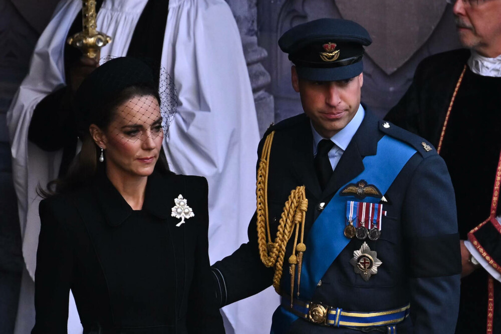 Ținuta lui Kate Middleton de la funeraliile reginei Elisabeta a II-a. Prințesa a purtat un colier special | GALERIE FOTO - Imaginea 12
