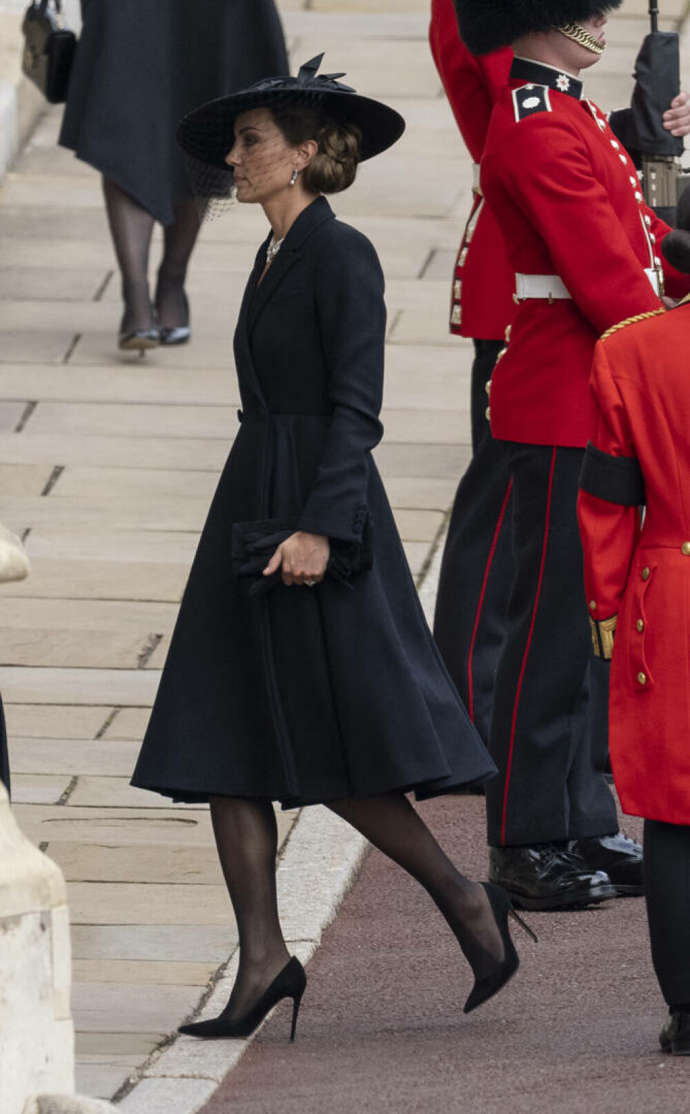 Ținuta lui Kate Middleton de la funeraliile reginei Elisabeta a II-a. Prințesa a purtat un colier special | GALERIE FOTO - Imaginea 13