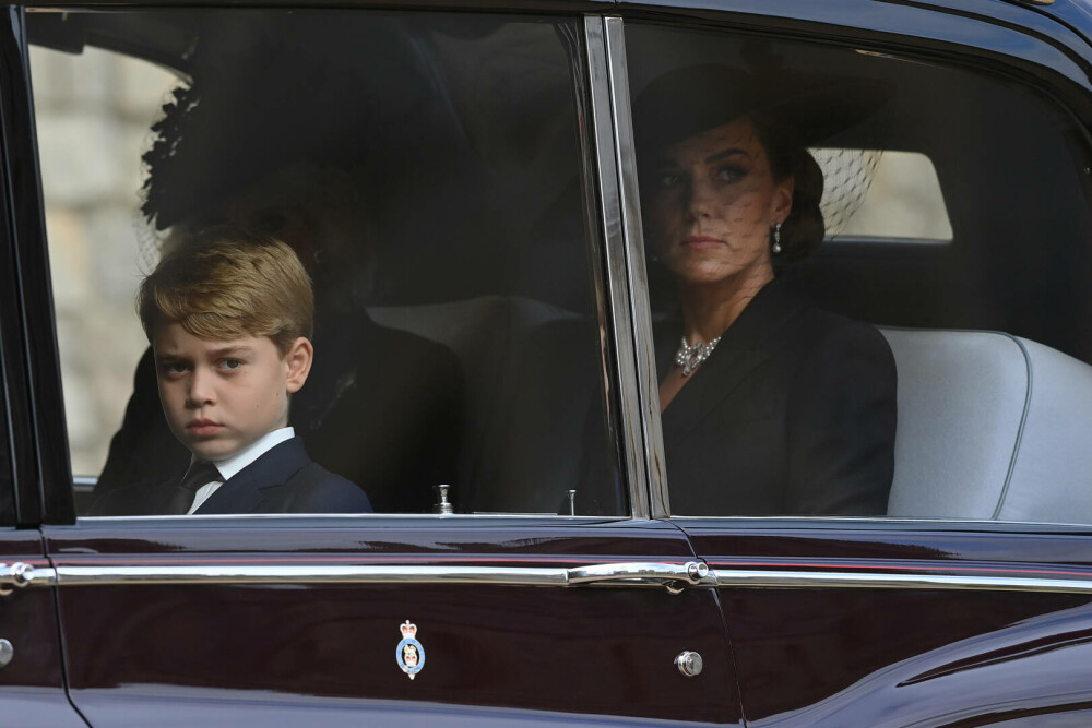 Ținuta lui Kate Middleton de la funeraliile reginei Elisabeta a II-a. Prințesa a purtat un colier special | GALERIE FOTO - Imaginea 14