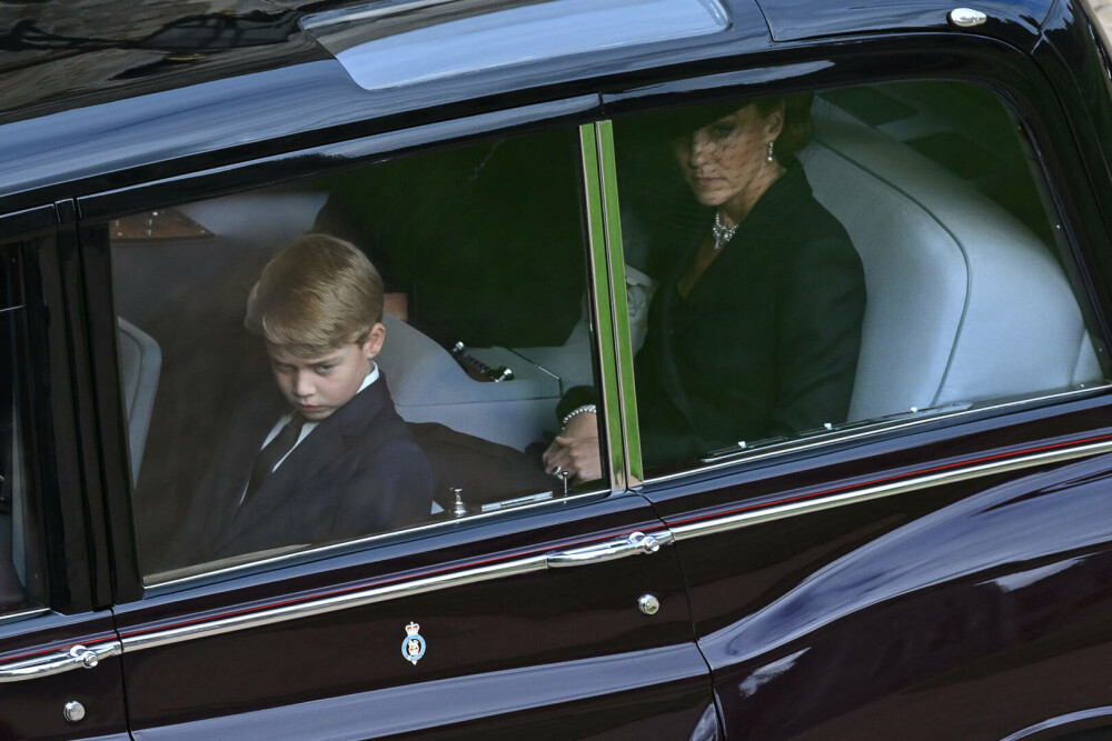 Ținuta lui Kate Middleton de la funeraliile reginei Elisabeta a II-a. Prințesa a purtat un colier special | GALERIE FOTO - Imaginea 17