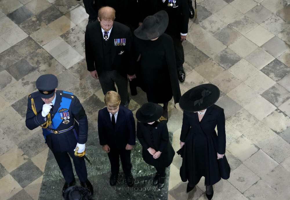 Ținuta lui Kate Middleton de la funeraliile reginei Elisabeta a II-a. Prințesa a purtat un colier special | GALERIE FOTO - Imaginea 18